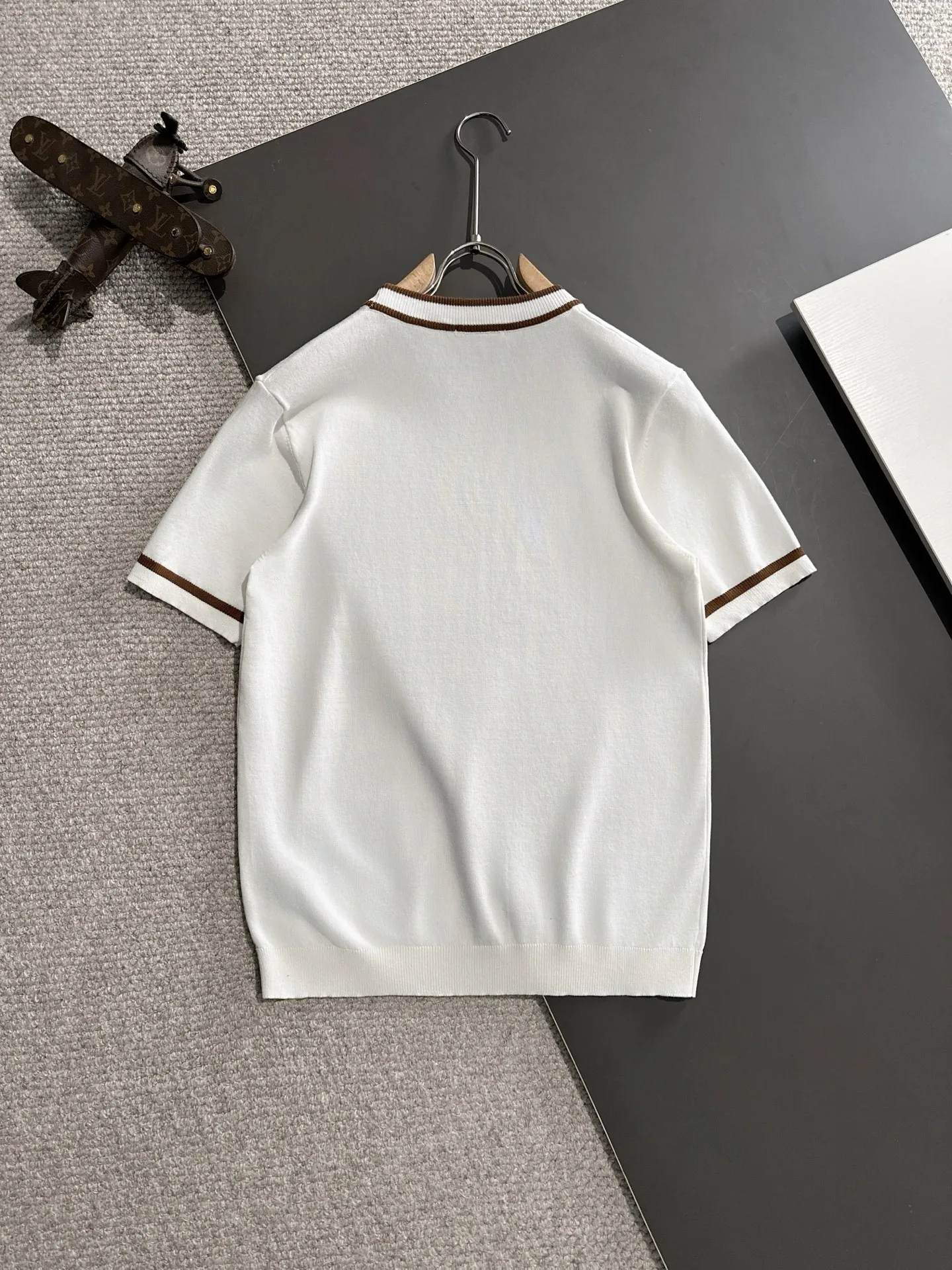 🅿️320 shipped next day, high quality Stone Island 2025 spring and summer new men's round neck short-sleeved T-shirt. Made of combed cotton yarn knitted cotton fabric, pure cotton high-weight special yarn, it feels full when weighed, and the upper body is more textured than ordinary T-shirts. This texture can cope with the weather easily, suitable for both hot and cold! The pattern on the chest adopts three-dimensional embroidery technology, and is perfectly produced stitch by stitch with reference to the original version! Loose fit design, looks noble. Size: M to XXXL